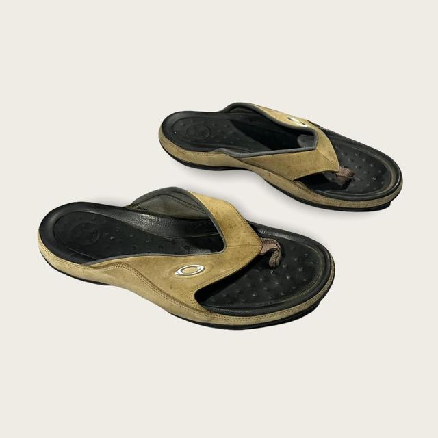 Beige Oakley flip flops - Size 9 Men's Tan Black