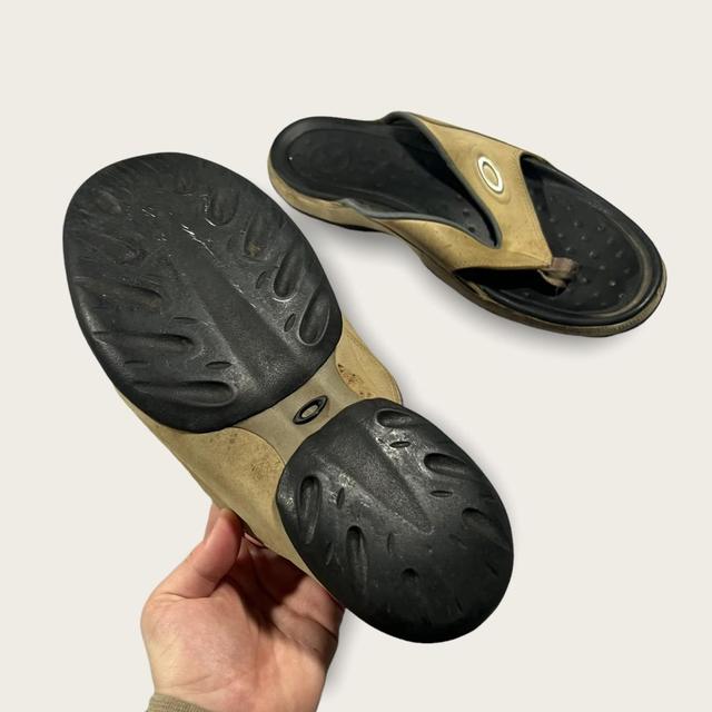 Beige Oakley flip flops - Size 9 Men's Tan Black